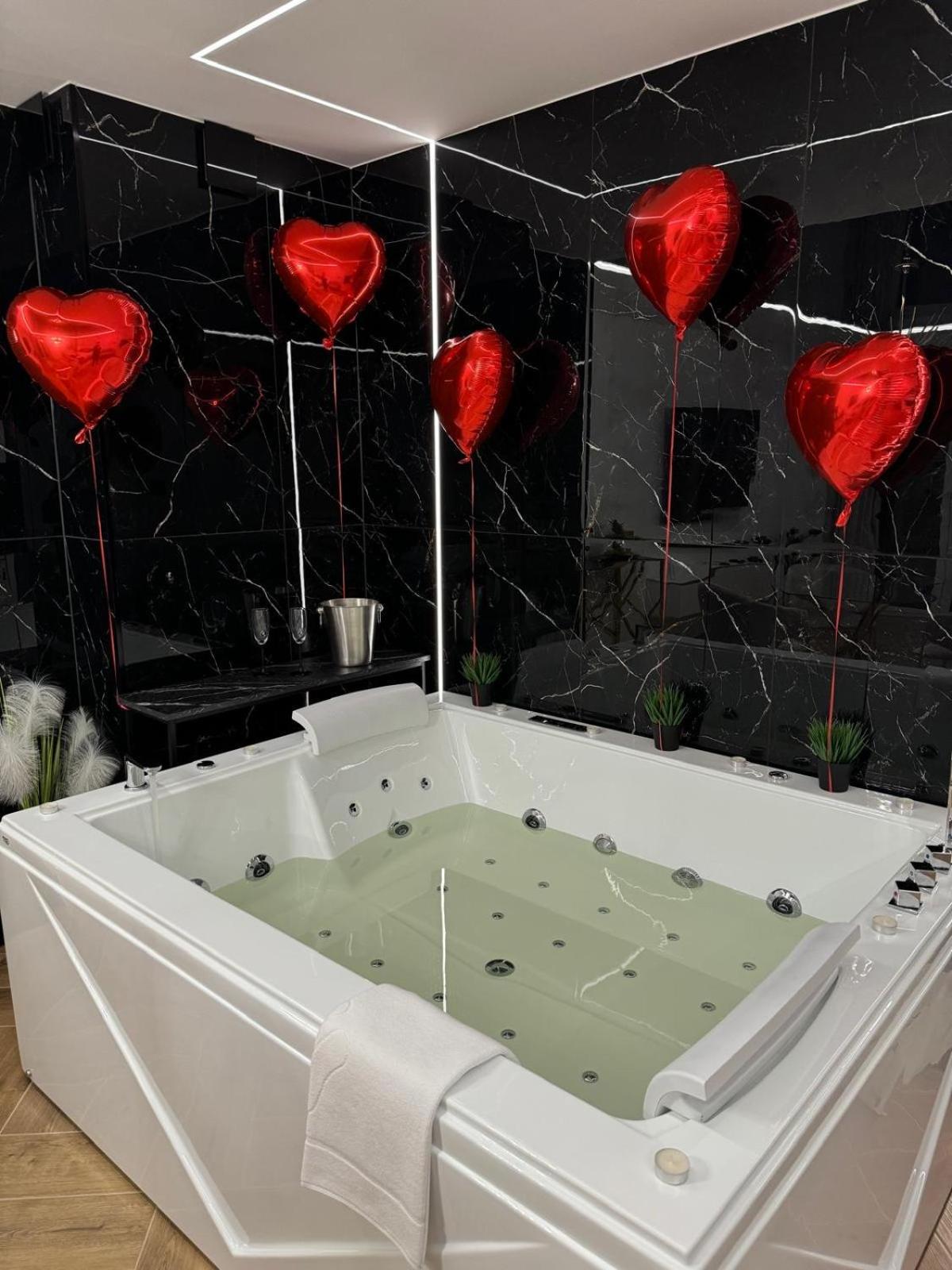 Apartament Z Jacuzzi Na Wylacznosc Dolina Baryczy Zmigrod Exteriör bild